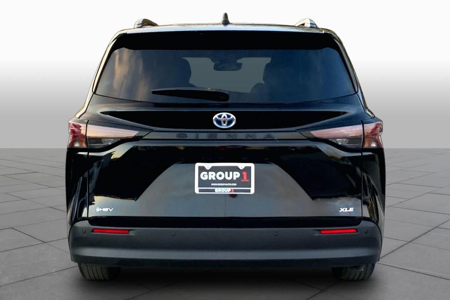 Used 2025 Toyota Sienna XLE FWD image 5