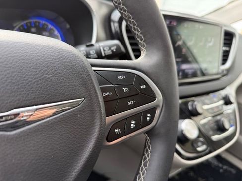 Used 2024 Chrysler Pacifica Touring-L image 26