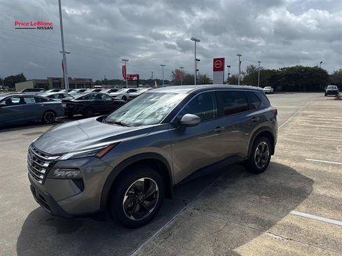 Used 2026 Nissan Rogue SV AWD/4WD image 3