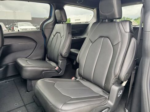 New 2027 Chrysler Pacifica Select FWD image 13