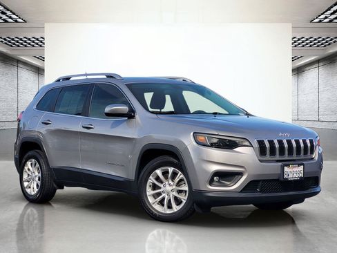 Used 2019 Jeep Cherokee Latitude w/ Popular Appearance Group FWD image 2