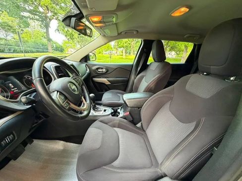 Used 2017 Jeep Cherokee Latitude w/ Safety/Convenience Group AWD/4WD image 10