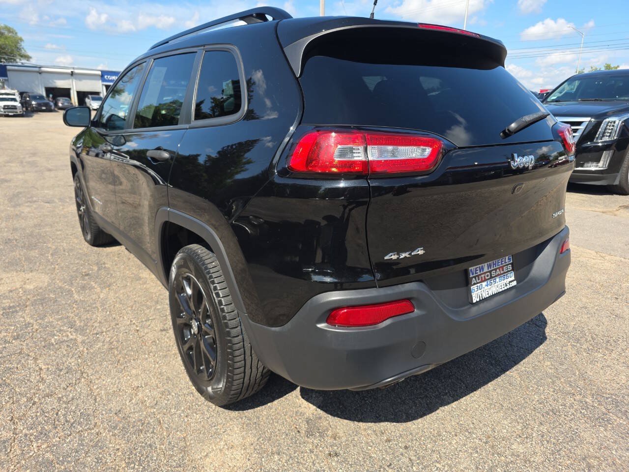 Used 2017 Jeep Cherokee Sport AWD/4WD image 10