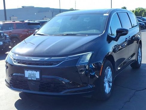 New 2027 Chrysler Pacifica Select AWD/4WD image 2
