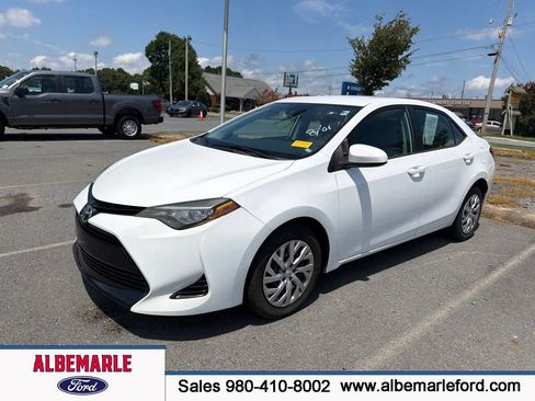 Used 2018 Toyota Corolla LE FWD image 1