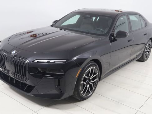 Used 2023 BMW 740i w/ Parking Assistance Package image 29