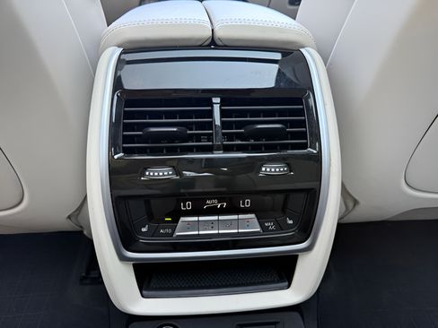 Used 2022 BMW X7 xDrive40i w/ M Sport Package AWD/4WD image 31