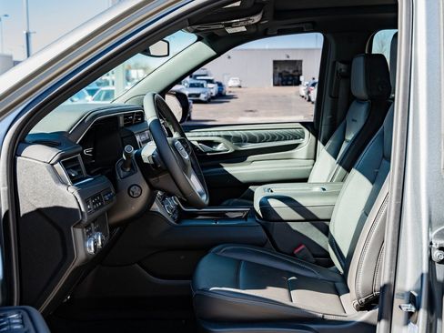 Used 2024 GMC Yukon XL Denali image 25