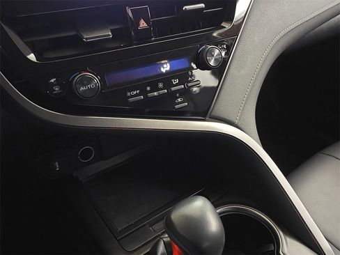 Used 2024 Toyota Camry SE image 25