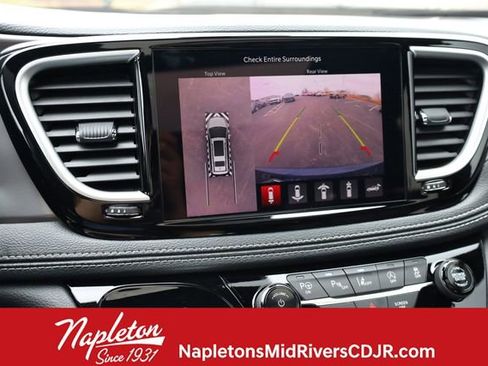 Used 2025 Chrysler Pacifica Select image 17