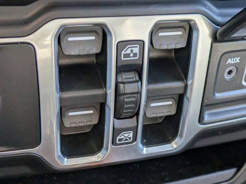 Used 2020 Jeep Wrangler Unlimited Sahara image 19