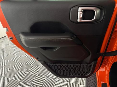 Used 2019 Jeep Wrangler Unlimited Sahara AWD/4WD image 12