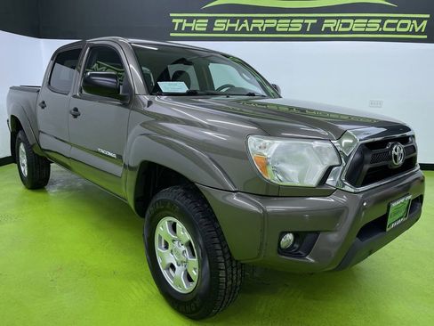 Used 2015 Toyota Tacoma V6 w/ SR5 Package image 2