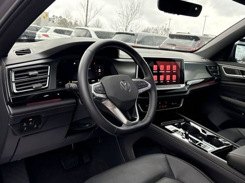 Used 2025 Volkswagen Atlas Cross Sport SEL image 10
