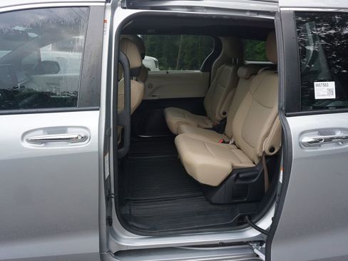 Used 2022 Toyota Sienna XLE FWD image 14