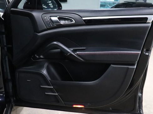 Used 2017 Porsche Cayenne Turbo image 23