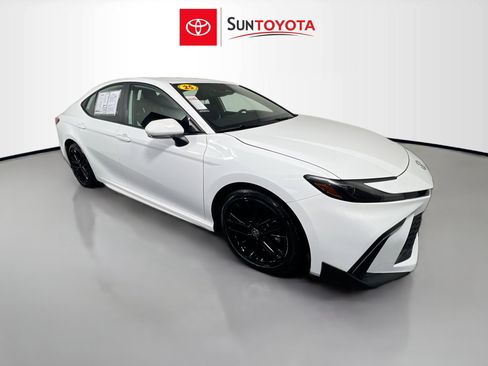 Used 2025 Toyota Camry SE image 1