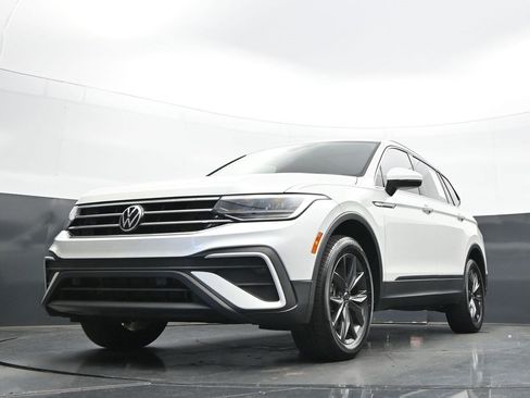 Used 2023 Volkswagen Tiguan SE w/ Panoramic Sunroof Package FWD image 23
