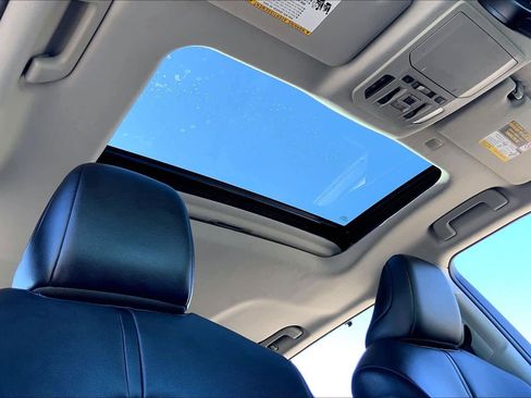 Used 2021 Toyota Highlander XLE image 14