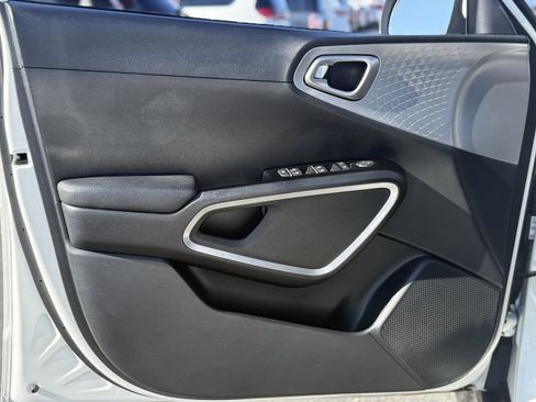 Certified 2025 Kia Soul LX image 12