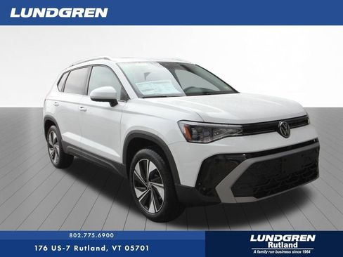 New 2026 Volkswagen Taos SE image 1