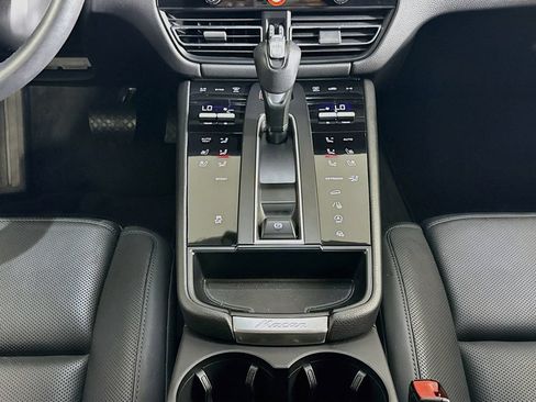 Certified 2024 Porsche Macan AWD/4WD image 16