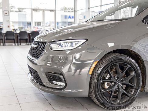 Used 2025 Chrysler Pacifica Limited FWD image 5