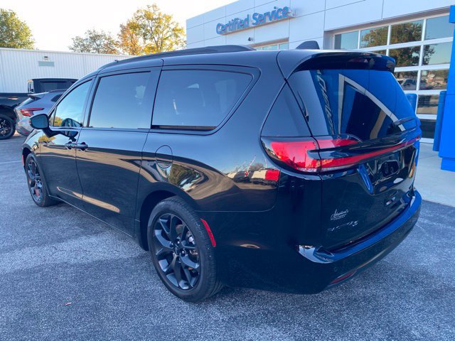 Used 2025 Chrysler Pacifica Limited FWD image 4