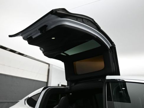 Used 2018 Tesla Model X 75D image 23