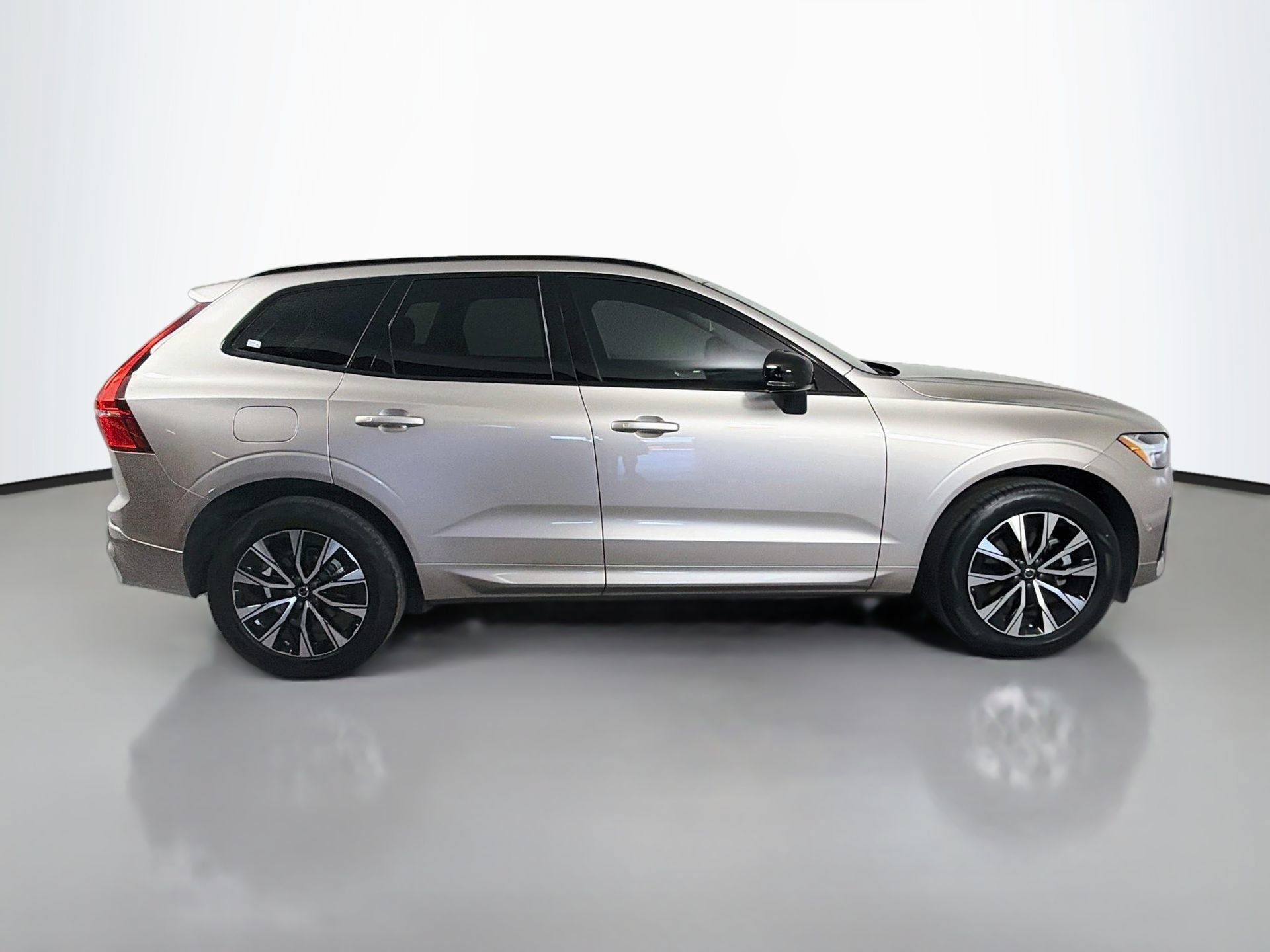 Certified 2024 Volvo XC60 B5 Plus AWD/4WD image 5