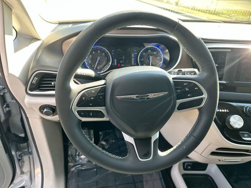 Used 2023 Chrysler Voyager LX image 14