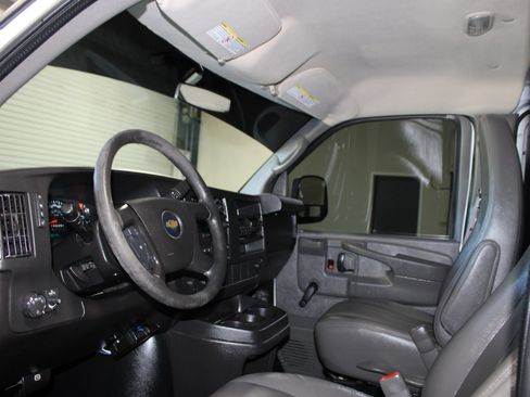 Used 2011 Chevrolet Express 2500 RWD image 17