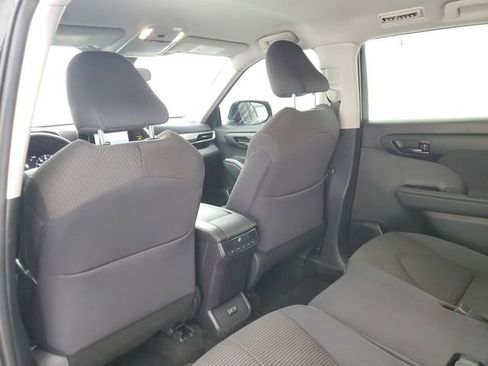 Used 2024 Toyota Highlander LE AWD/4WD image 16