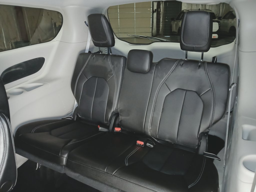 Used 2024 Chrysler Pacifica Touring-L FWD image 13