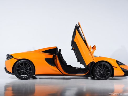 Used 2020 McLaren 570S Spider image 13