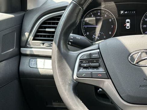 Used 2017 Hyundai Elantra Limited w/ Limited Tech Package 04 FWD image 9