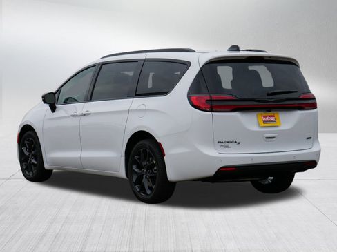 New 2026 Chrysler Pacifica Select w/ S Appearance Package image 3