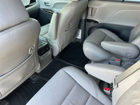 Used 2019 Toyota Sienna XLE w/ XLE Navigation Package FWD image 8