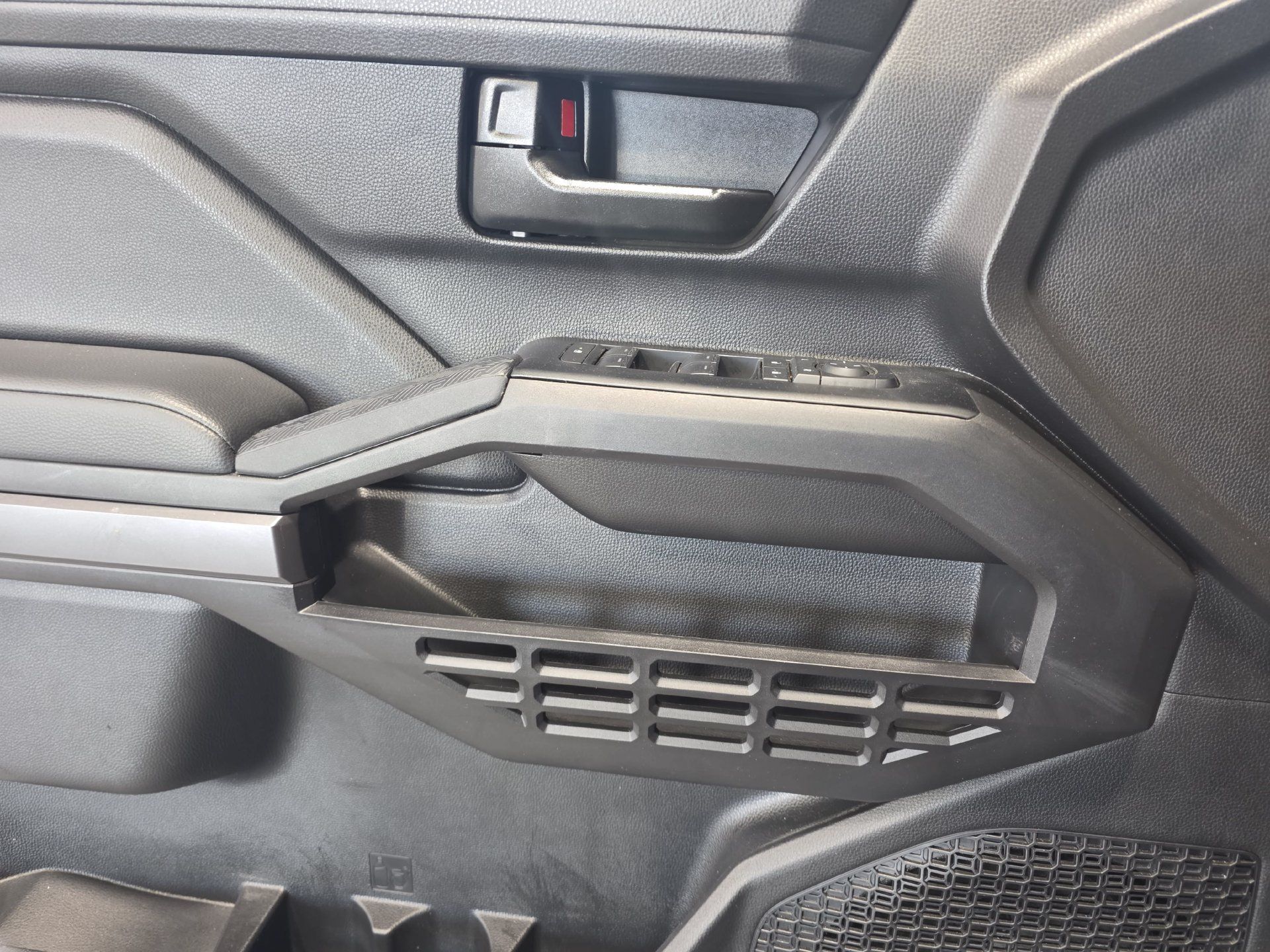 Used 2025 Toyota Tacoma SR5 AWD/4WD image 25