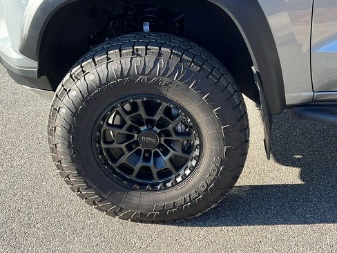 Used 2025 Chevrolet Colorado ZR2 w/ Technology Package image 12