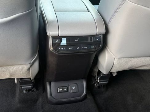 Used 2024 Toyota Highlander Platinum FWD image 30
