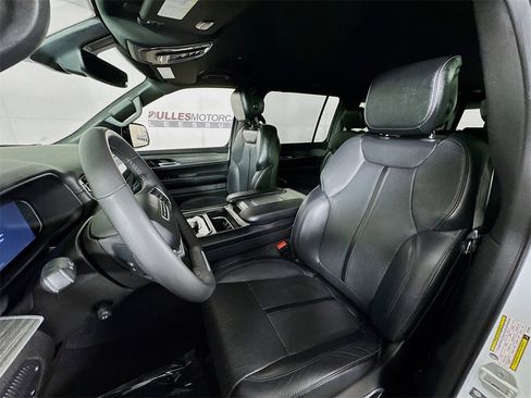 Used 2024 Jeep Wagoneer L Series II image 22