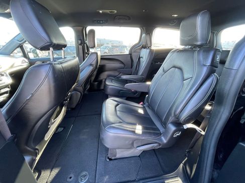 Used 2025 Chrysler Pacifica Select image 27