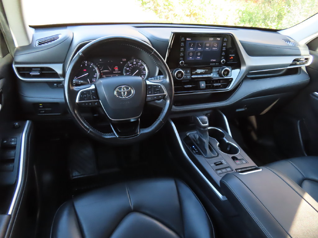 Used 2021 Toyota Highlander XLE AWD/4WD image 4