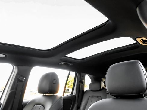 Used 2021 Mercedes-Benz GLB 250 4MATIC w/ Premium Package image 4