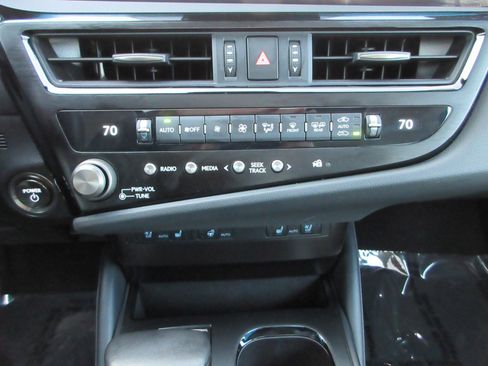 Used 2025 Lexus ES 300h w/ Premium Package image 45