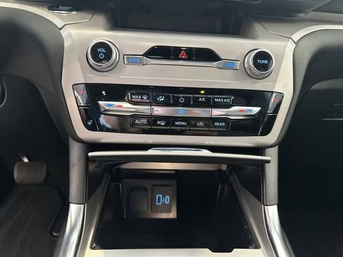 Used 2023 Ford Explorer XLT w/ Equipment Group 202A AWD/4WD image 31