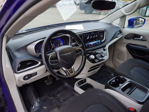 Used 2021 Chrysler Pacifica Touring image 22