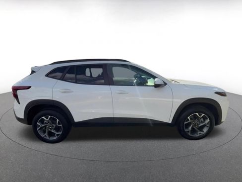 Used 2025 Chevrolet Trax LT FWD image 16