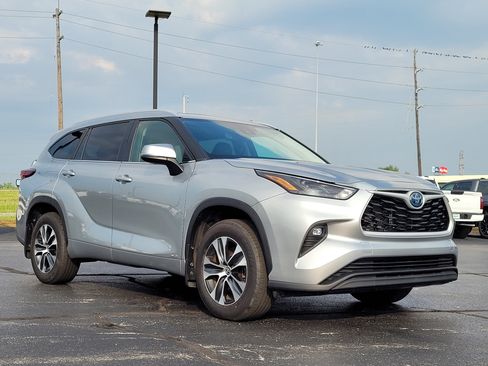 Used 2024 Toyota Highlander XLE AWD/4WD image 1